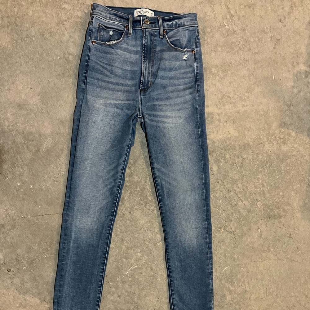 Abercrombie and Fitch The Super Skinny Ankle High Rise Size 26 regular. Med wash